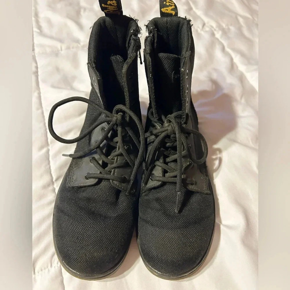 Dr Martens JUNIOR COMBS EXTRA TOUGH POLY CASUAL BOOTS size 4 - Picture 3 of 9